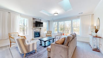 Televisio, takka, pöytäjalkapallopöytä, pöytätennispöytä