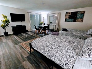 4 habitaciones, escritorio y tabla de planchar con plancha