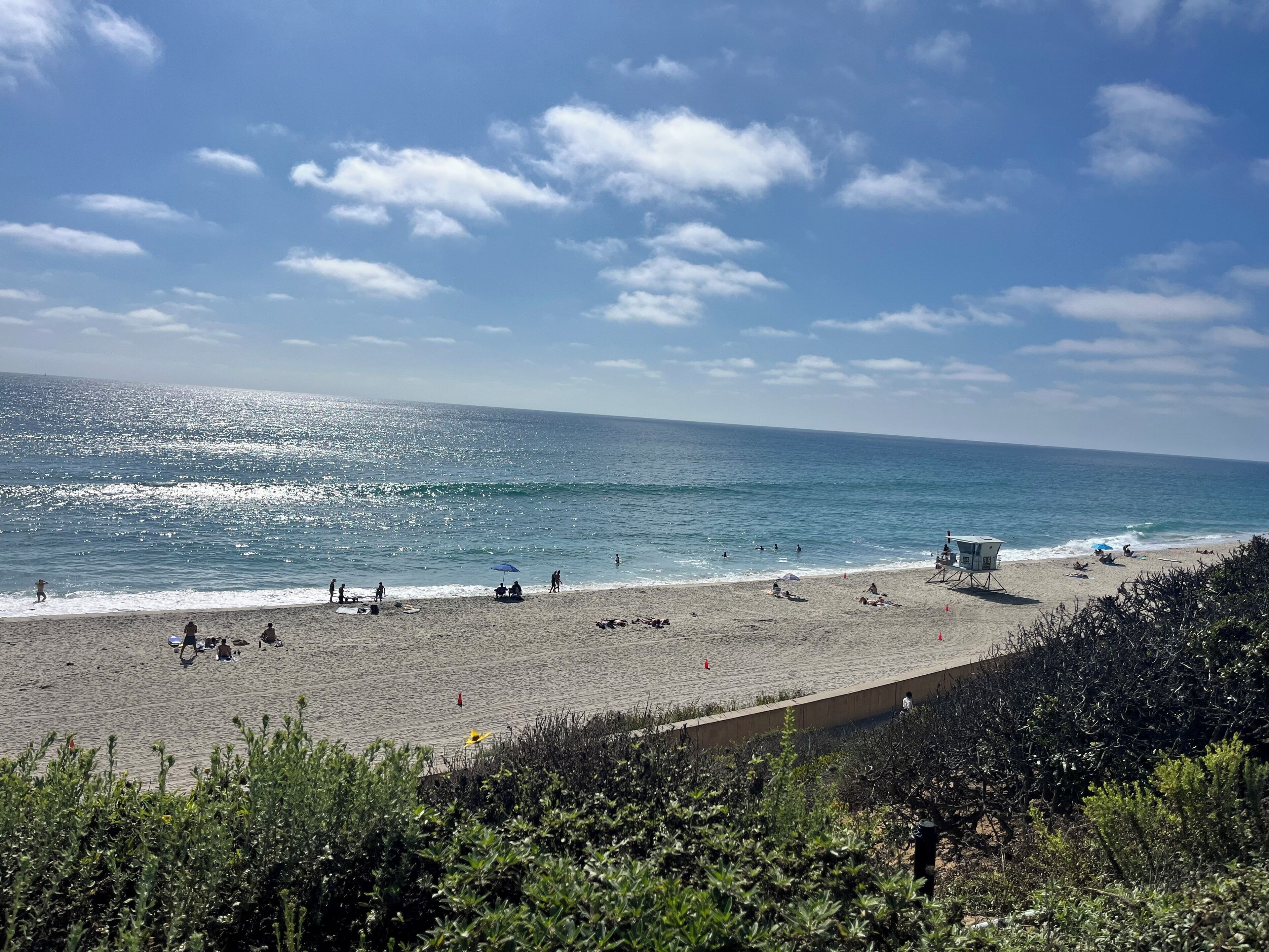 Ubicación cercana a la playa, tumbonas y toallas de playa