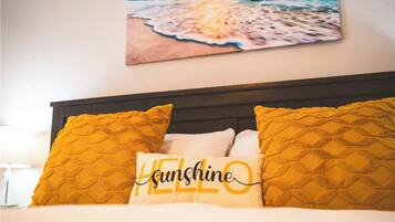 4 quartos, escrivaninha, ferros/tábuas de passar roupa