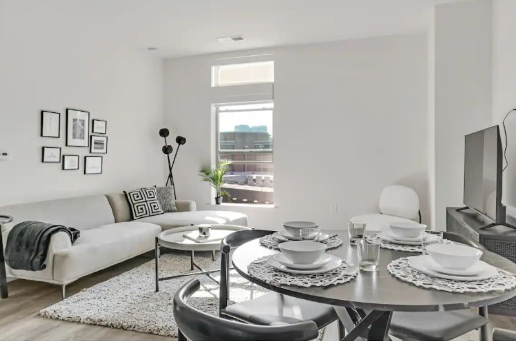 Elegant 2BR inTysons: Black & White + Amenities - Gym / Pool / Mall