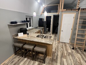 Een koelkast, een microgolfoven, een oven, een kookplaat