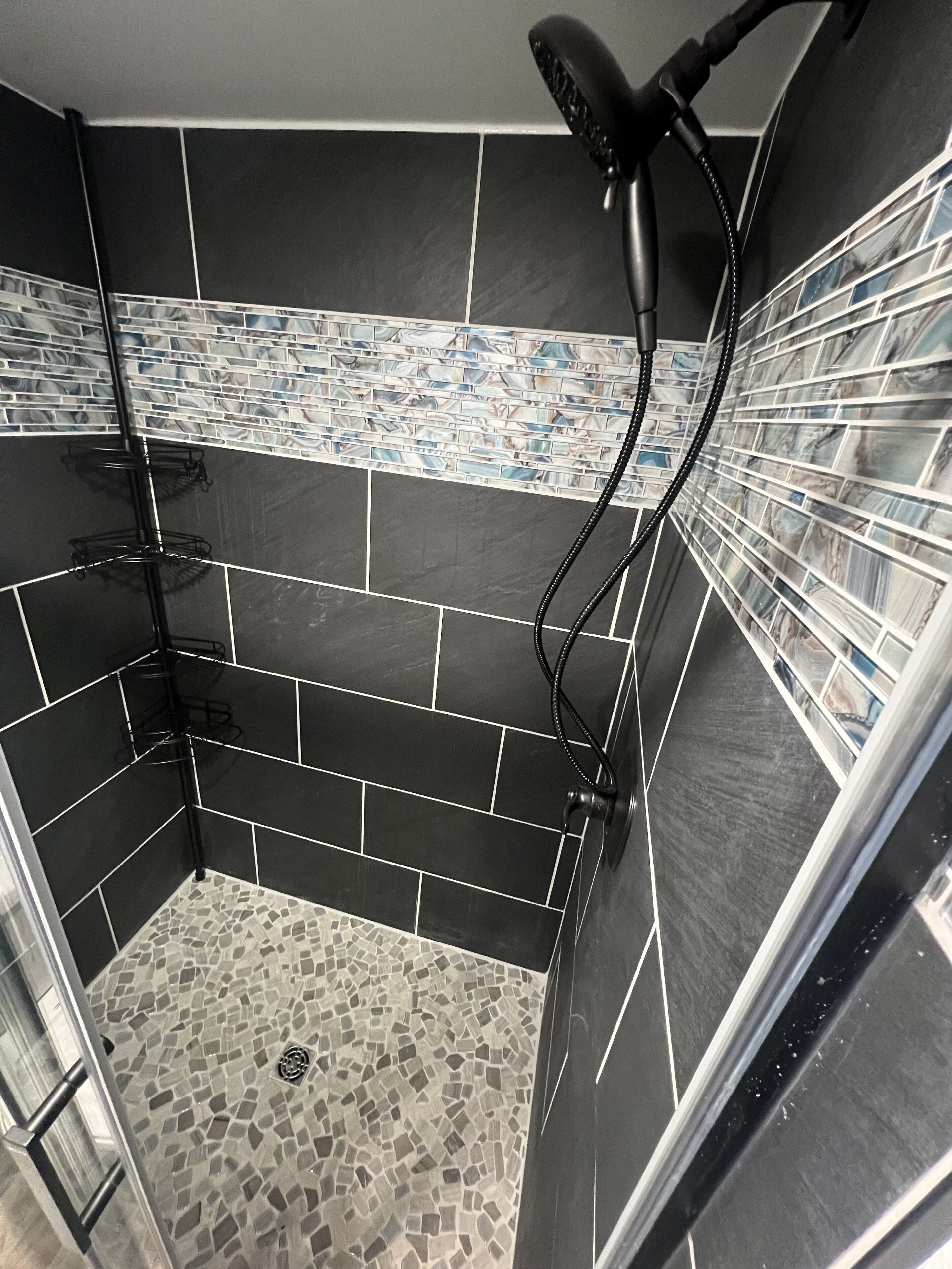 Douche, sèche-cheveux, serviettes fournies, savon