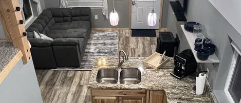 Frigorífico, microondas, horno y placa de cocina