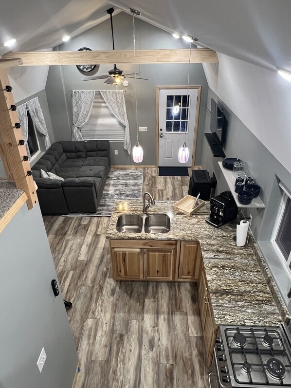 Een koelkast, een microgolfoven, een oven, een kookplaat