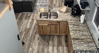 Quaint cozy cabin near Hatcher Pass. Clear Night Cabin B