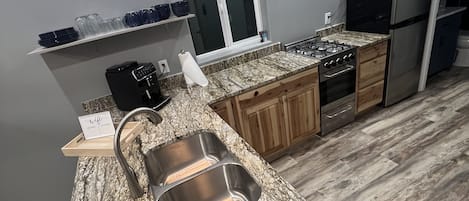Frigorifero, microonde, forno, piano cottura