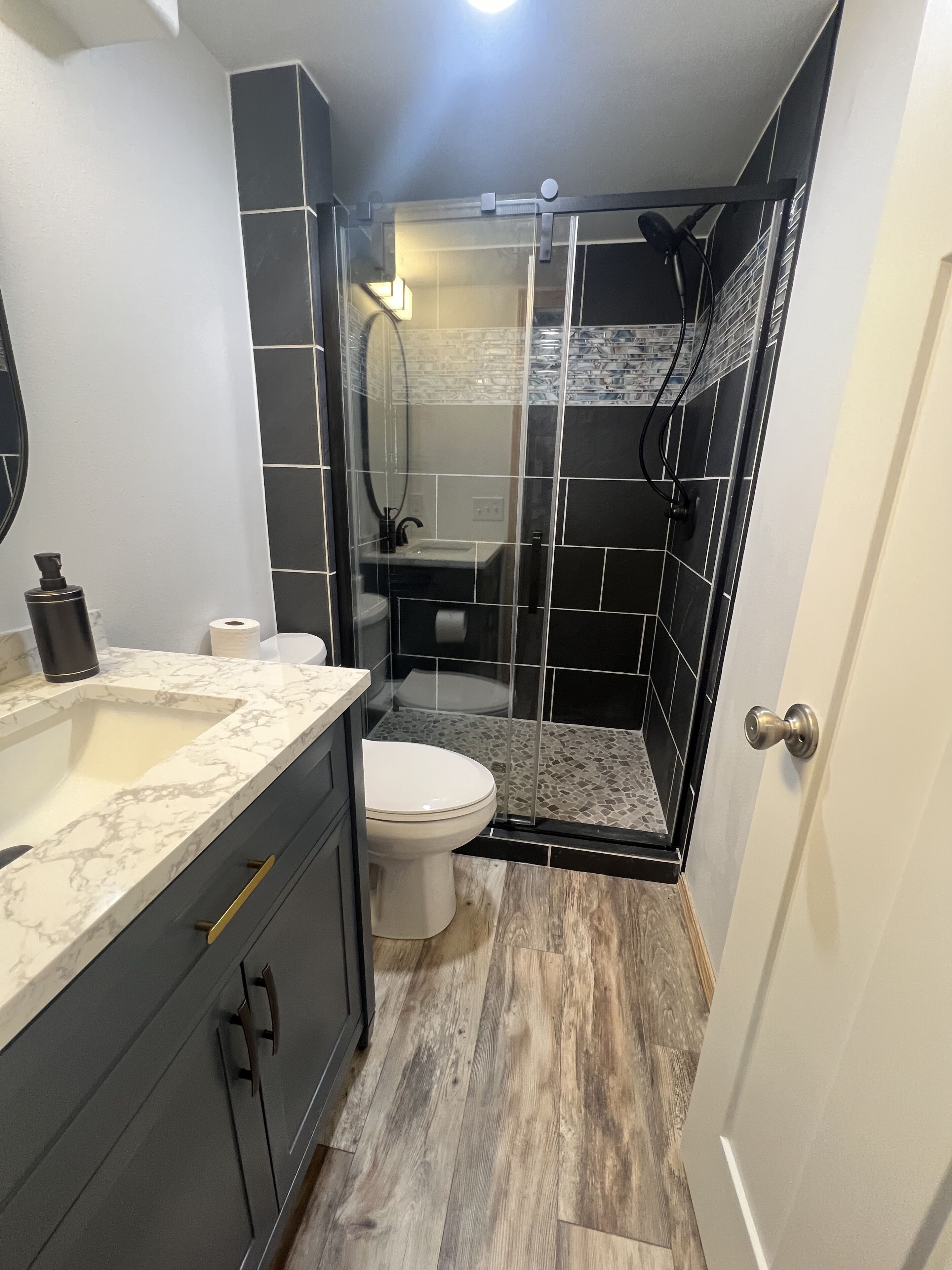 Regadera, secadora de cabello, toallas, jabón 