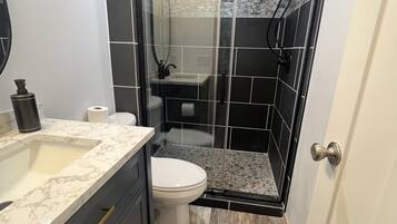 Regadera, secadora de cabello, toallas, jabón