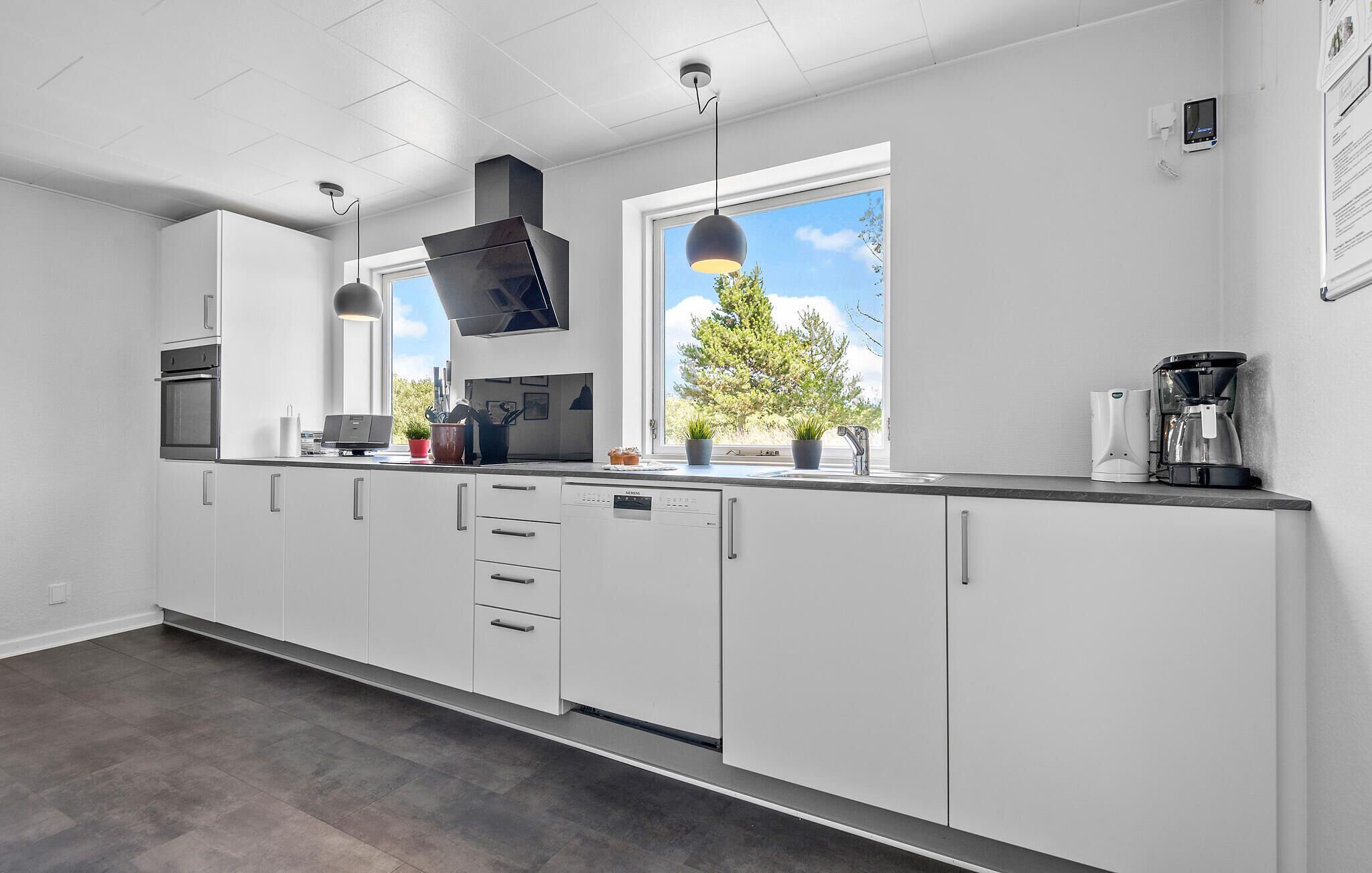 Réfrigérateur, four, lave-vaisselle, cafetière/bouilloire