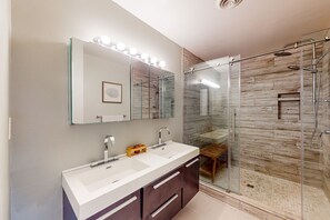 Secador de cabelo, toalhas de banho