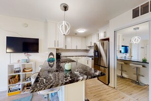 Geladeira, micro-ondas, fogão, cooktop