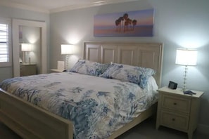 1 habitación, tabla de planchar con plancha y cuna de viaje