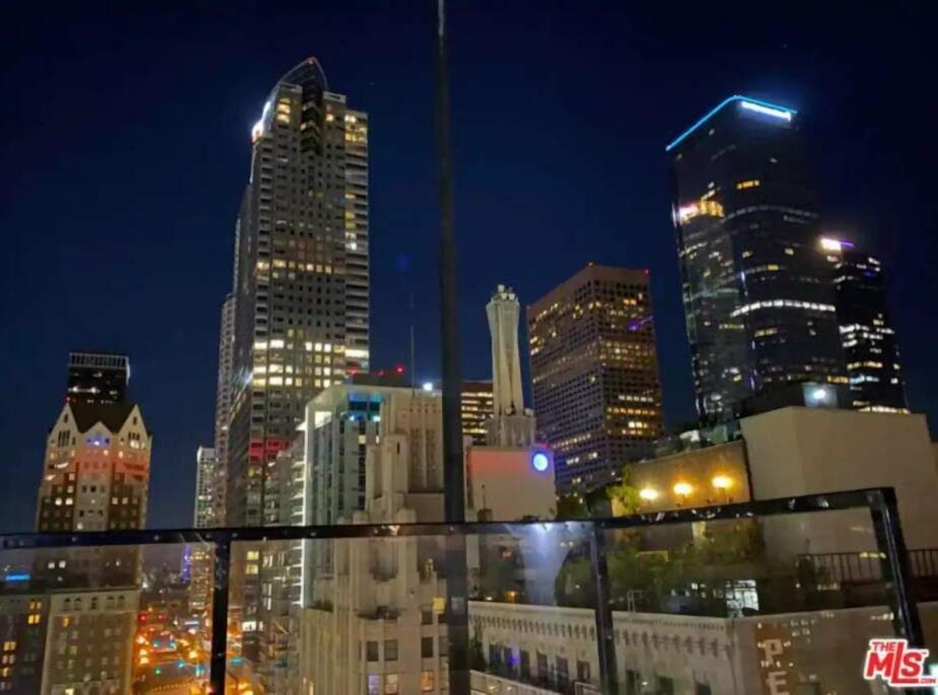 Free Parking + Unique Movie Loft + Pool + Views