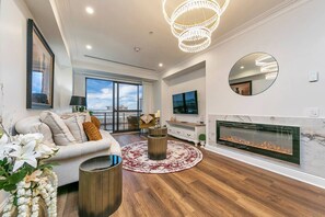 TV, fireplace - Kings Palace - Rooftop Pool &Spa (Auckland)