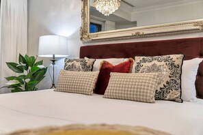 1 bedroom, desk, WiFi