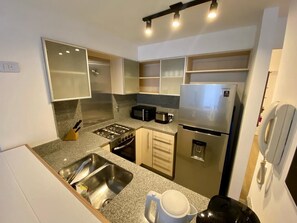 Kylskåp, mikrovågsugn, ugn och spishäll