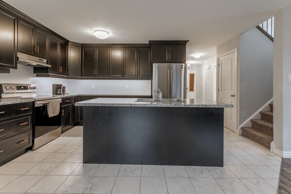 冷蔵庫、電子レンジ、オーブン、コンロ