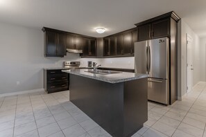 冷蔵庫、電子レンジ、オーブン、コンロ