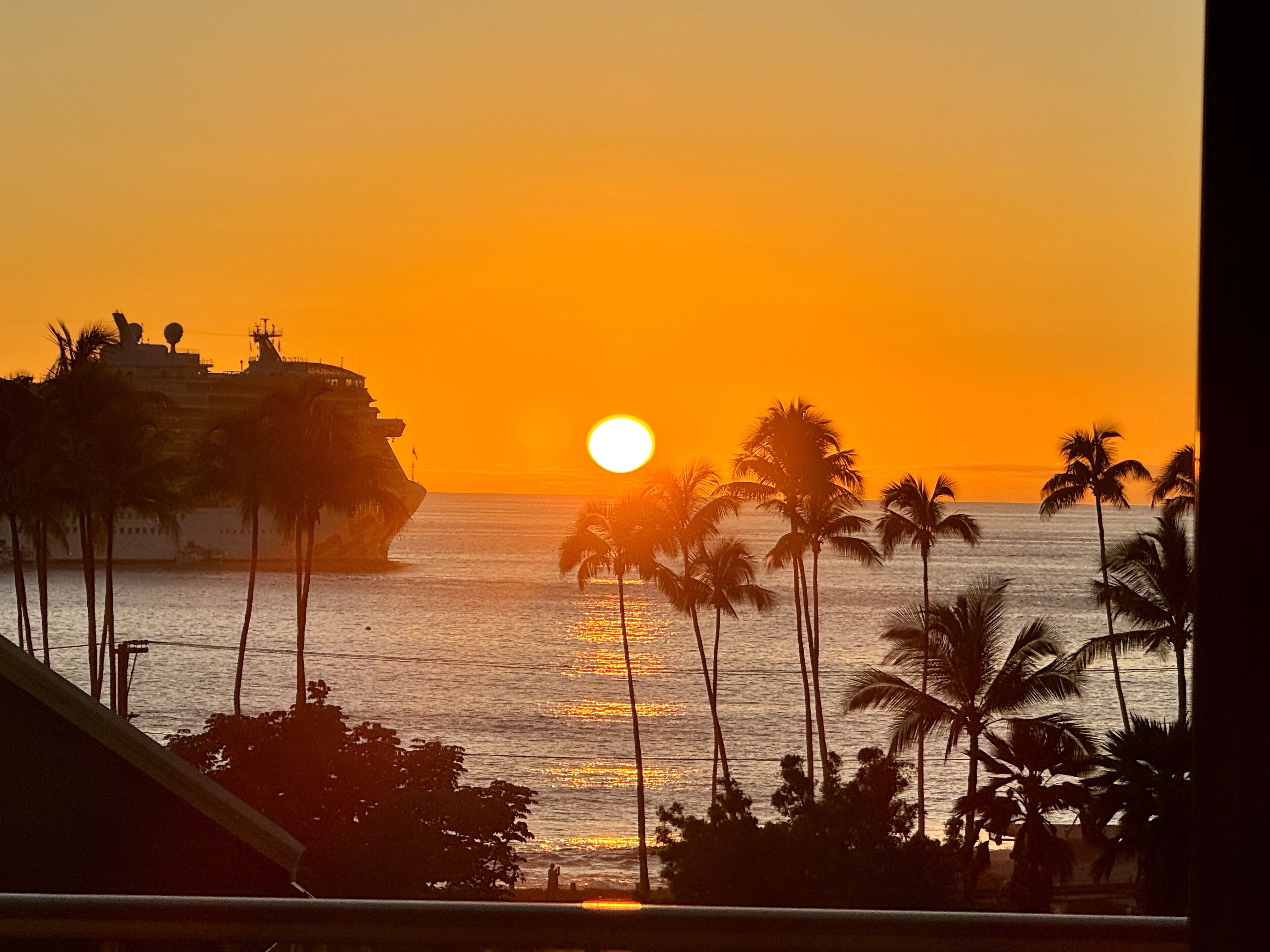 Island Glow Kailua-Kona, ocean views in the heart of Kailua Village