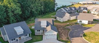 New, Modern, Cozy Lakeside Cottage. Pet friendly! 