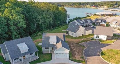 New, Modern, Cozy Lakeside Cottage. Pet friendly!