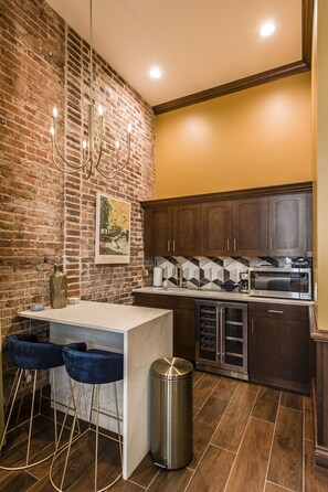 Microwave, coffee/tea maker - Welcome to the legendary Southern Turf Building in the heart of downtown Nashville, Tennessee! (Nashville)