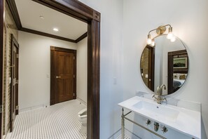 Hair dryer, towels - Welcome to the legendary Southern Turf Building in the heart of downtown Nashville, Tennessee! (Nashville)