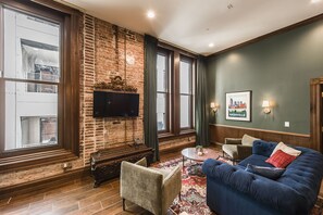 Smart TV, printers - Welcome to the legendary Southern Turf Building in the heart of downtown Nashville, Tennessee! (Nashville)