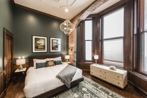 3 bedrooms, iron/ironing board, free WiFi, bed sheets - Welcome to the legendary Southern Turf Building in the heart of downtown Nashville, Tennessee! (Nashville)