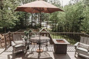 Outdoor dining - ★Lakefront Home Gaston Getaway★6 BDR★BBQ★Sleep 22 (Bracey)