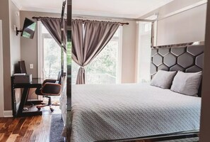 6 bedrooms, iron/ironing board, WiFi, bed sheets - ★Lakefront Home Gaston Getaway★6 BDR★BBQ★Sleep 22 (Bracey)