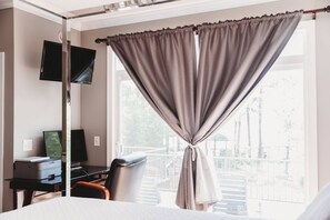 6 bedrooms, iron/ironing board, WiFi, bed sheets