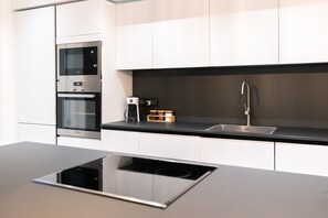 Refrigerador, microondas, horno y parrilla de estufa 