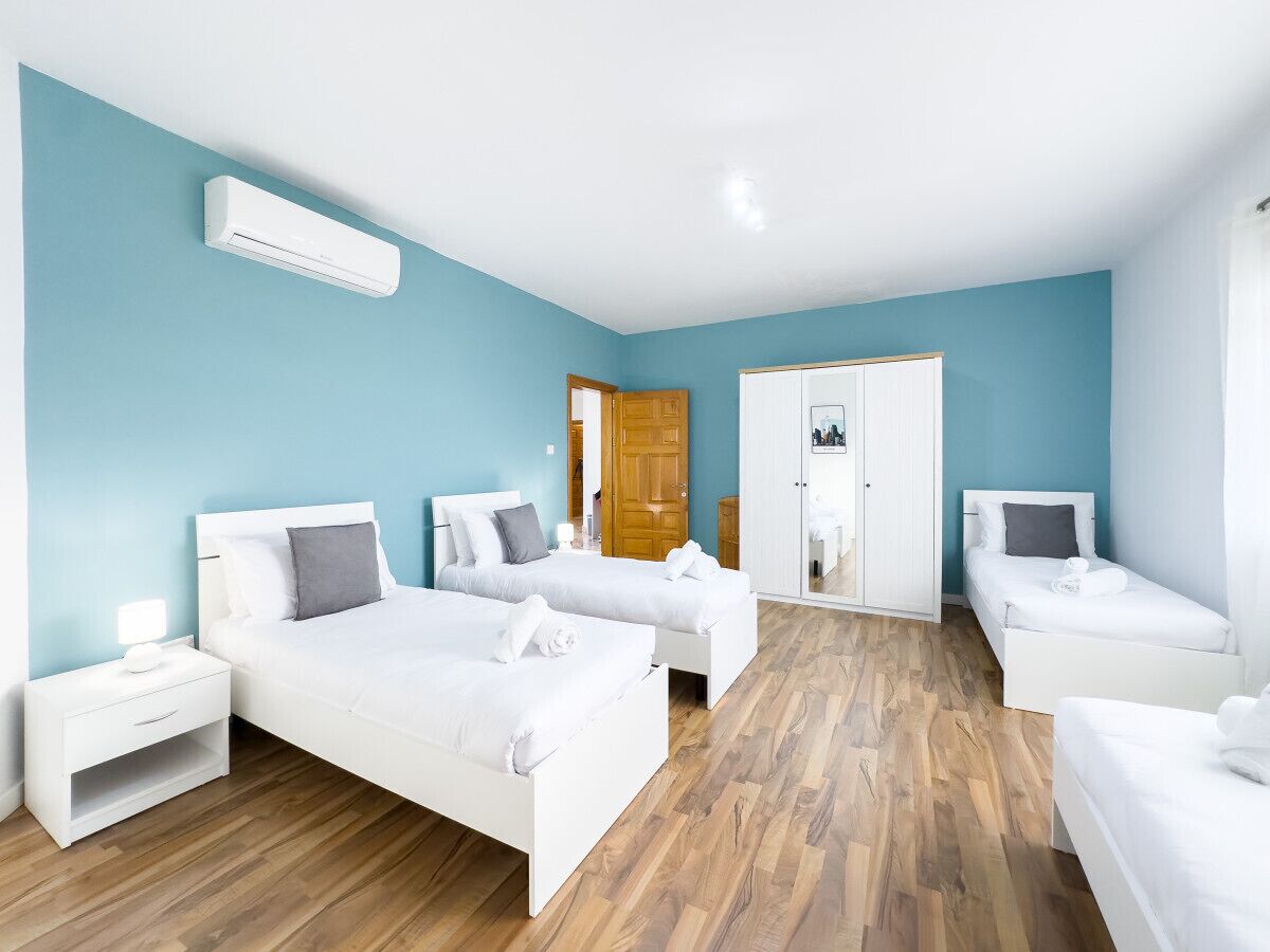 5 Schlafzimmer, Schreibtisch, Bügeleisen/Bügelbrett, Reisekinderbett