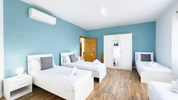 5 chambres, bureau, fer et planche Ă repasser, lit parapluie