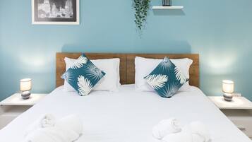 5 habitaciones, escritorio y tabla de planchar con plancha