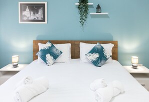 5 bedrooms, desk, iron/ironing board, travel cot