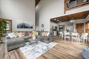 Een smart-tv, een open haard en videogames