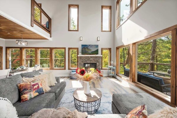 Smart TV, chimenea, videojuegos