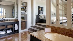 Separat badekar og dusj, regndusjhode og designertoalettartikler