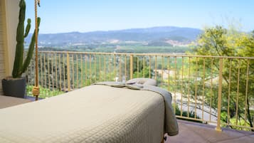 Couples treatment room(s), hot stone massages, deep-tissue massages
