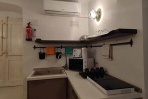 冷蔵庫、電子レンジ、コンロ、電気ポット