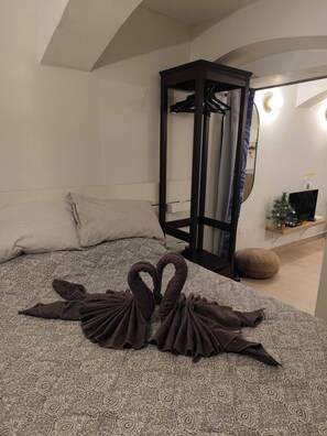 1 bedroom, travel cot, WiFi, bed sheets - Art-themed apartment in downtown Valletta (Il-Belt Valletta)