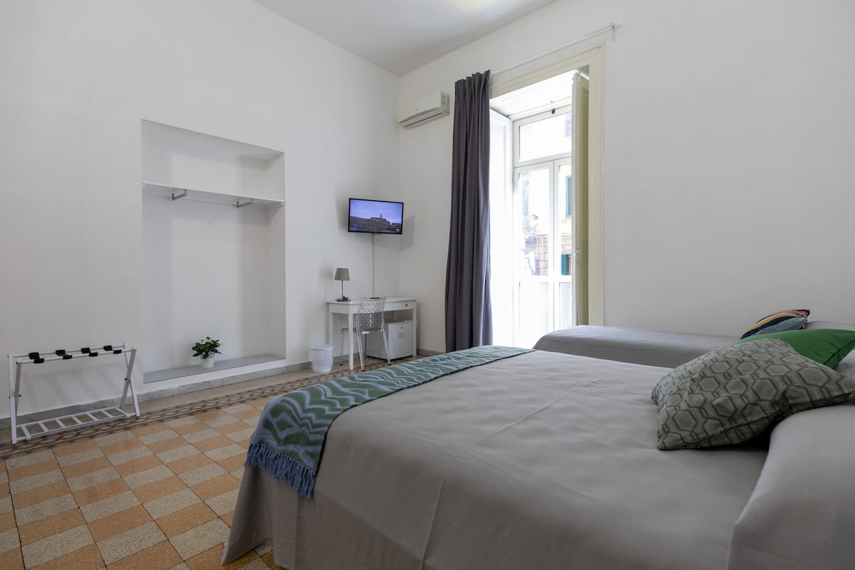 Deluxe kamer, 1 slaapkamer | 3 slaapkamers, een bureau, geluiddichte muren, gratis wifi