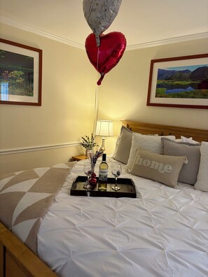 1 bedroom, iron/ironing board, travel crib, WiFi - Peaceful Oasis Steps from Mohegan Sun (Norwich)