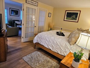 1 bedroom, iron/ironing board, travel cot, WiFi - Peaceful Oasis Steps from Mohegan Sun (Norwich)