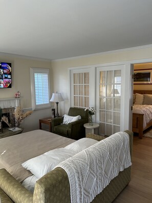 1 bedroom, iron/ironing board, travel cot, WiFi - Peaceful Oasis Steps from Mohegan Sun (Norwich)