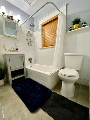 Hair dryer, towels, soap, shampoo - (2) 320 Unit#2 · Downtown St. Pete/Historic Old NE #2 - Getaway (St. Petersburg)