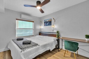 1 habitación, caja de seguridad en la habitación y escritorio 